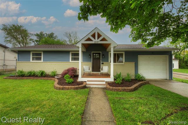 front view picture of 217 North Street, Fowlerville, MI. 48836