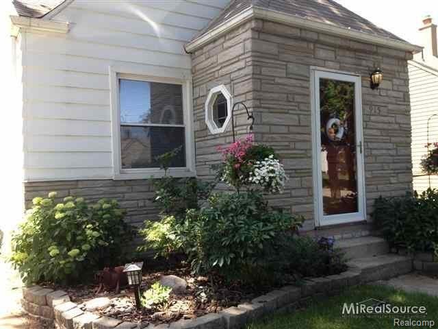 front view picture of 915 N Dorchester Ave, Royal Oak, MI. 48067