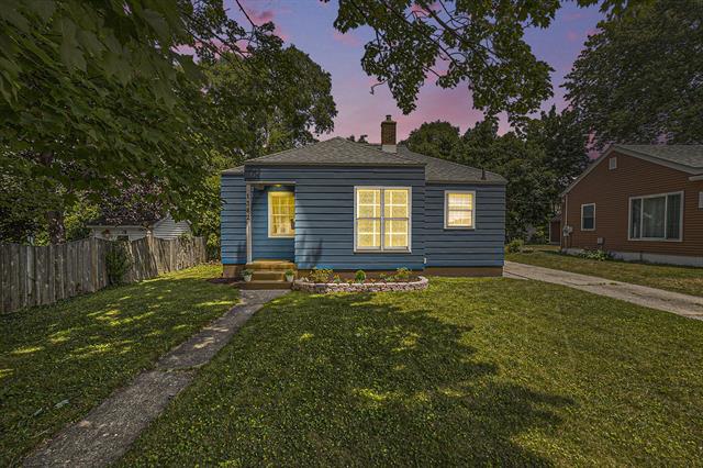 front view picture of 1382 Montague Avenue, Muskegon, MI. 49441
