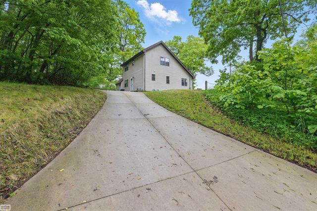 front view picture of 3620 Lakeshore Dr, Lapeer, MI. 48446