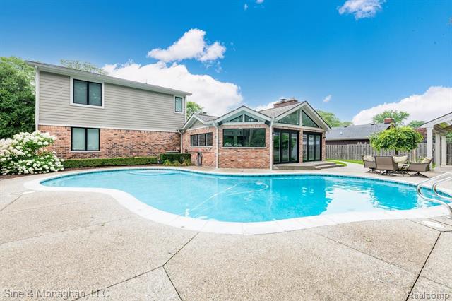 front view picture of 19952 E Doyle Pl, Grosse Pointe, MI. 48236