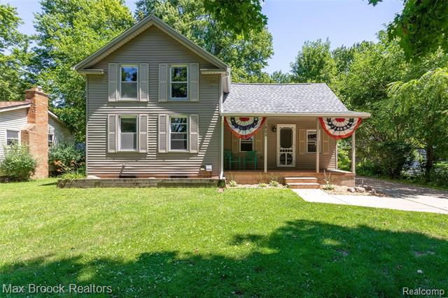 front view picture of 722 N Main Street, Almont, MI. 48003