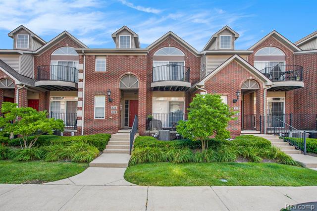 front view picture of 226 W Oakbrook Drive, Ann Arbor, MI. 48103