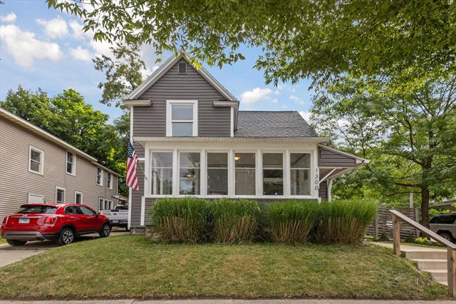 front view picture of 1300 Buffalone  Avenue, Grand Rapids, MI. 49505