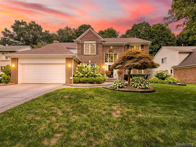 front view picture of 28152 Secluded Ln, Farmington, MI. 48331