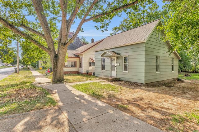 front view picture of 891 E Forest Avenue, Muskegon, MI. 49442