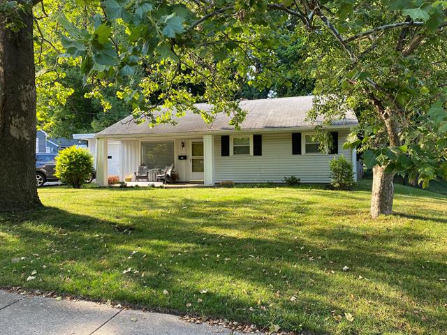 front view picture of 810 Denway Drive, Kalamazoo, MI. 49008