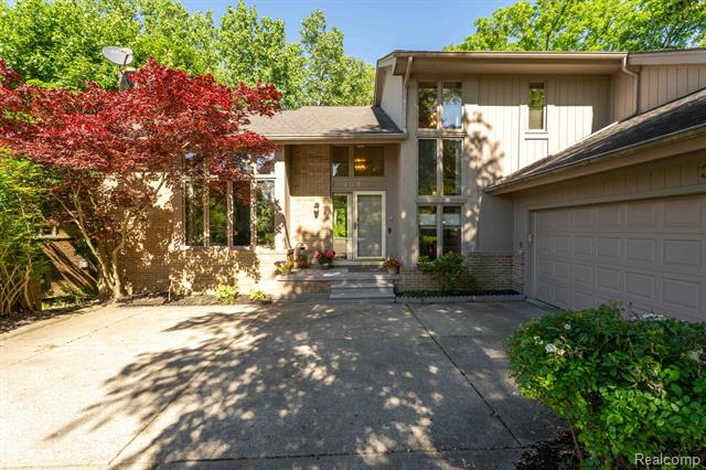 front view picture of 39200 Heatherbrook Dr, Farmington, MI. 48331