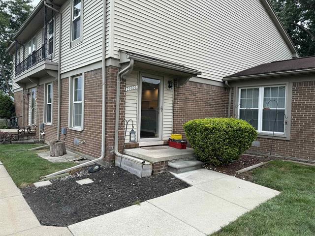 front view picture of 20006 Village Green Court, Trenton, MI. 48183