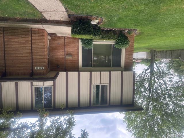 front view picture of 32306 Barclay Square, Warren, MI. 48093