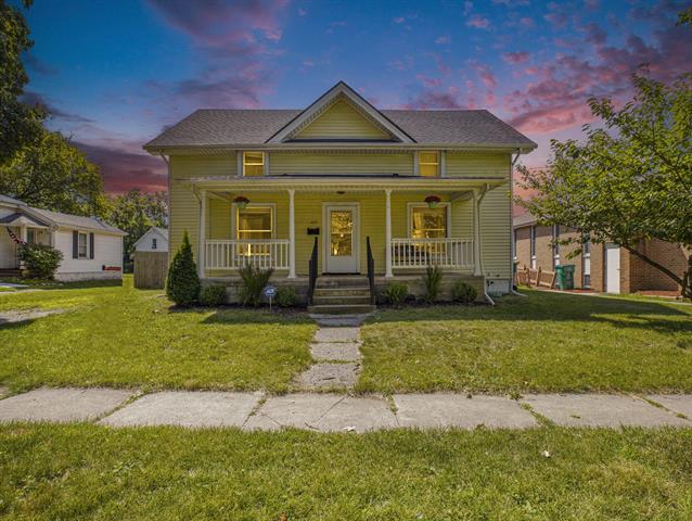 front view picture of 213 W Henry Street, Saline, MI. 48176