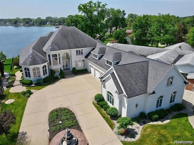 front view picture of 2571 N Long Lake Road, Fenton, MI. 48430