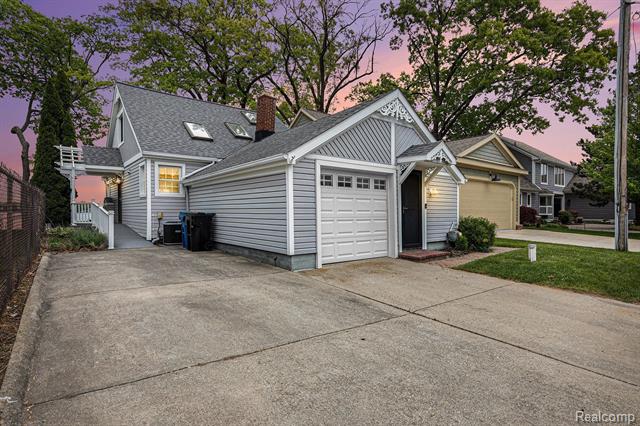 front view picture of 13147 Lake Shore Drive, Fenton, MI. 48430