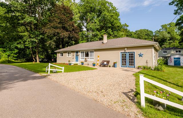 front view picture of 6906 Seminole Drive, Coloma, MI. 49038