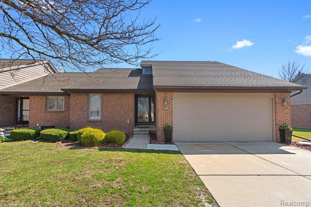 front view picture of 45800 Meadows Cir W, Macomb, MI. 48044