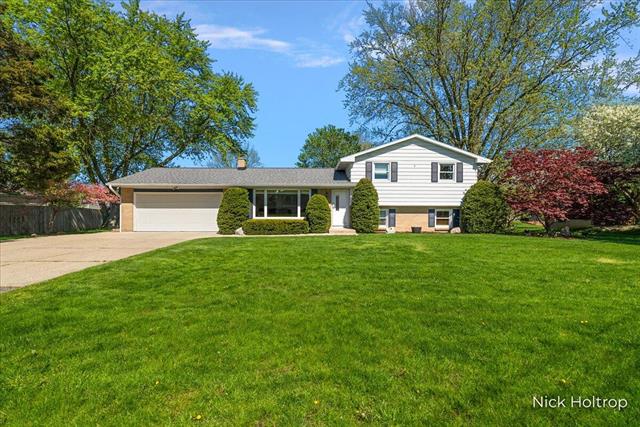 front view picture of 99 Sunnybrook Drive, Grandville, MI. 49418
