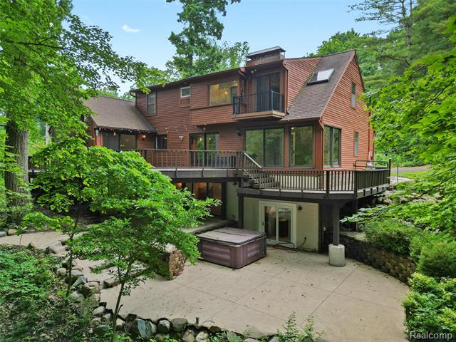 front view picture of 9767 Whisperwood Lane, Brighton, MI. 48116