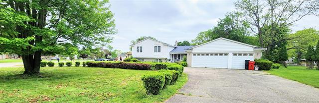 front view picture of 28740 Tavistock Trl, Southfield, MI. 48034