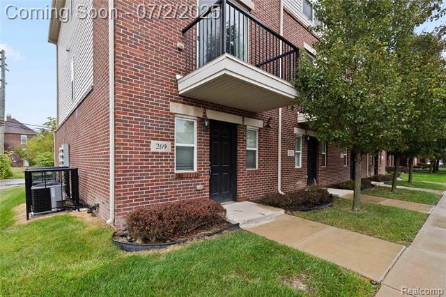 front view picture of 269 E Palmer Street, Detroit, MI. 48202