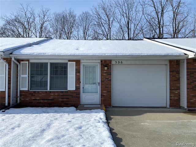 front view picture of 596 Yorkshire Sq, Milan, MI. 48160