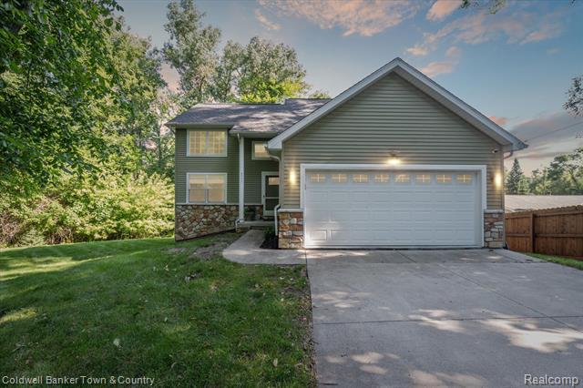 front view picture of 4577 Oak Lawn Drive, Pinckney, MI. 48169