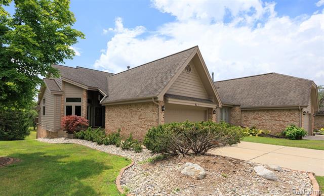 front view picture of 29441 S Meadowridge, Farmington, MI. 48334