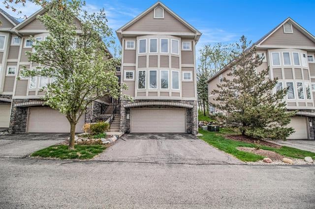 front view picture of 237 Old Creek Drive, Saline, MI. 48176