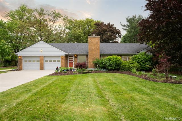front view picture of 1220 Minglewood Way, Ann Arbor, MI. 48103