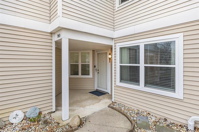 front view picture of 740 Fieldstone Circle West, Chelsea, MI. 48118
