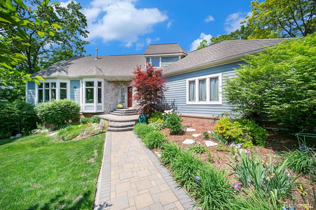 front view picture of 13135 Eagle Court, South Lyon, MI. 48178