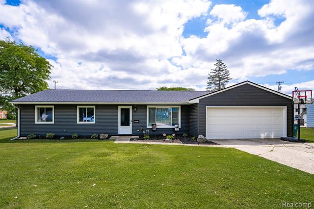front view picture of 803 S Dayton Street, Davison, MI. 48423