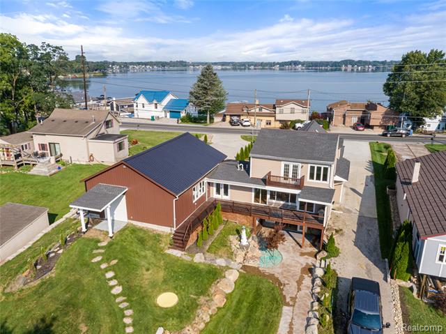 front view picture of 424 E Shore Drive, Whitmore Lake, MI. 48189