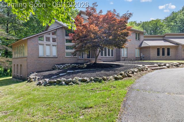 front view picture of 9961 Cross Creek Drive, South Lyon, MI. 48178