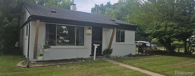 front view picture of 28104 Park Ct, Madison Heights, MI. 48071
