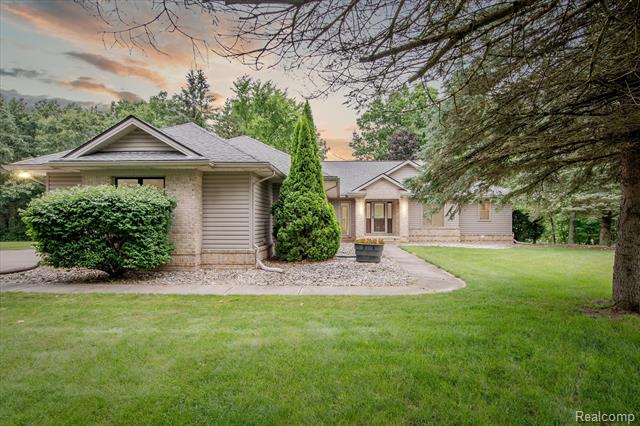 front view picture of 1847 Brandy Lane, Brighton, MI. 48114