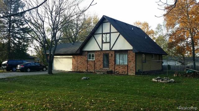 front view picture of 2495 Moore Place, Howell, MI. 48843
