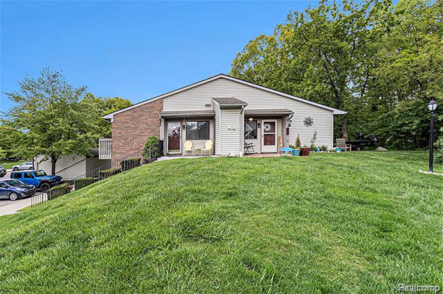 front view picture of 313 Spring Brooke Drive, Brighton, MI. 48116