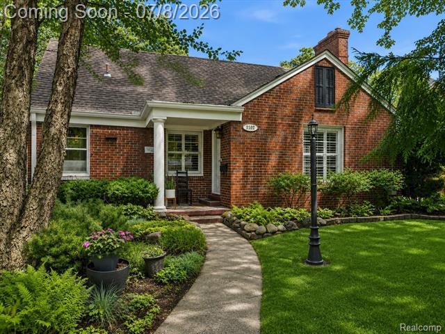 front view picture of 1102 N Lafayette Ave, Royal Oak, MI. 48067