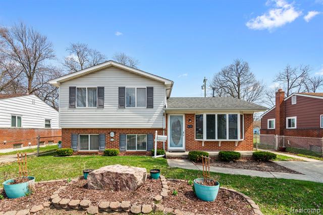 front view picture of 635 Hecht Dr, Madison Heights, MI. 48071