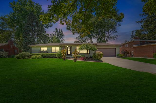 front view picture of 28715 Somerset Pl, Southfield, MI. 48076