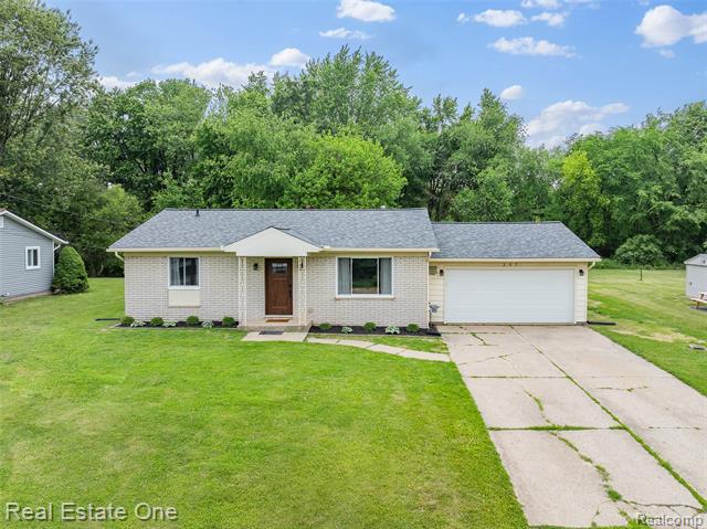 front view picture of 207 W Peterson Drive, Brighton, MI. 48114