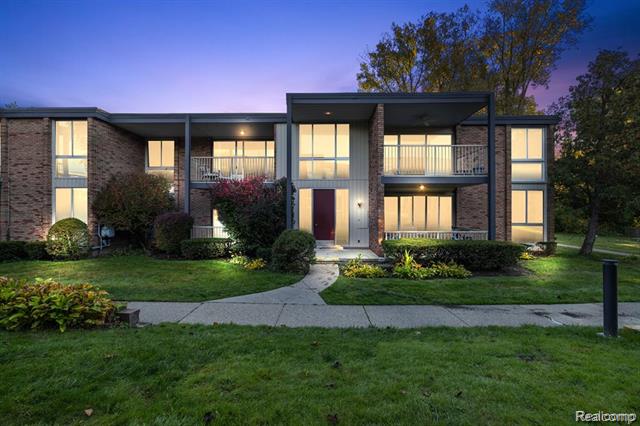 front view picture of 4041 W Maple  #204 Road, Bloomfield Hills, MI. 48301
