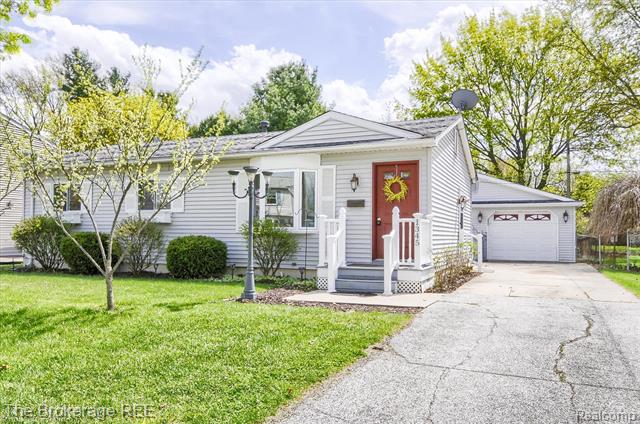 front view picture of 1345 2Nd Street, Lapeer, MI. 48446