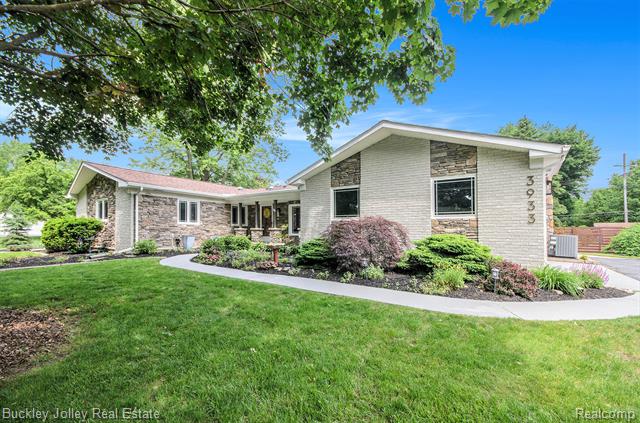 front view picture of 3933 Van Amberg Road, Brighton, MI. 48114