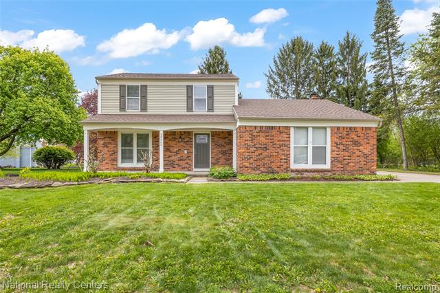 front view picture of 35963 Fair Oaks Ct, Farmington, MI. 48331