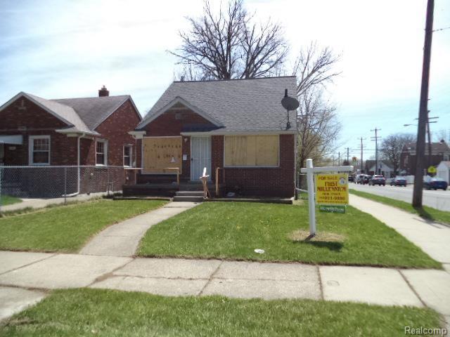 front view picture of 15200 Rossini Drive, Detroit, MI. 48205