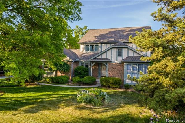 front view picture of 39256 Heatherbrook Dr, Farmington, MI. 48331