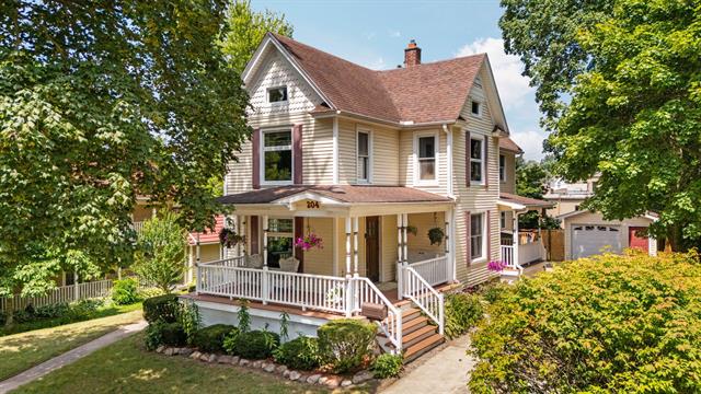 front view picture of 204 W Henry Street, Saline, MI. 48176
