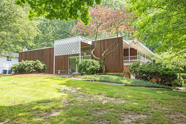 front view picture of 2427 Londonderry Road, Ann Arbor, MI. 48104
