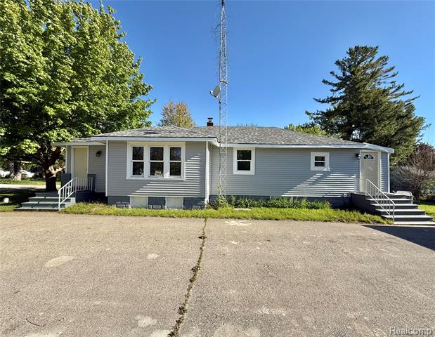 front view picture of 2105 Eberly Road, Flint, MI. 48532